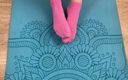 Gloria Gimson: Фітнес-дівчина робить вправи на килимку в шкарпетках і робить дрочку ногами своєму тренеру зі спермою на ногах