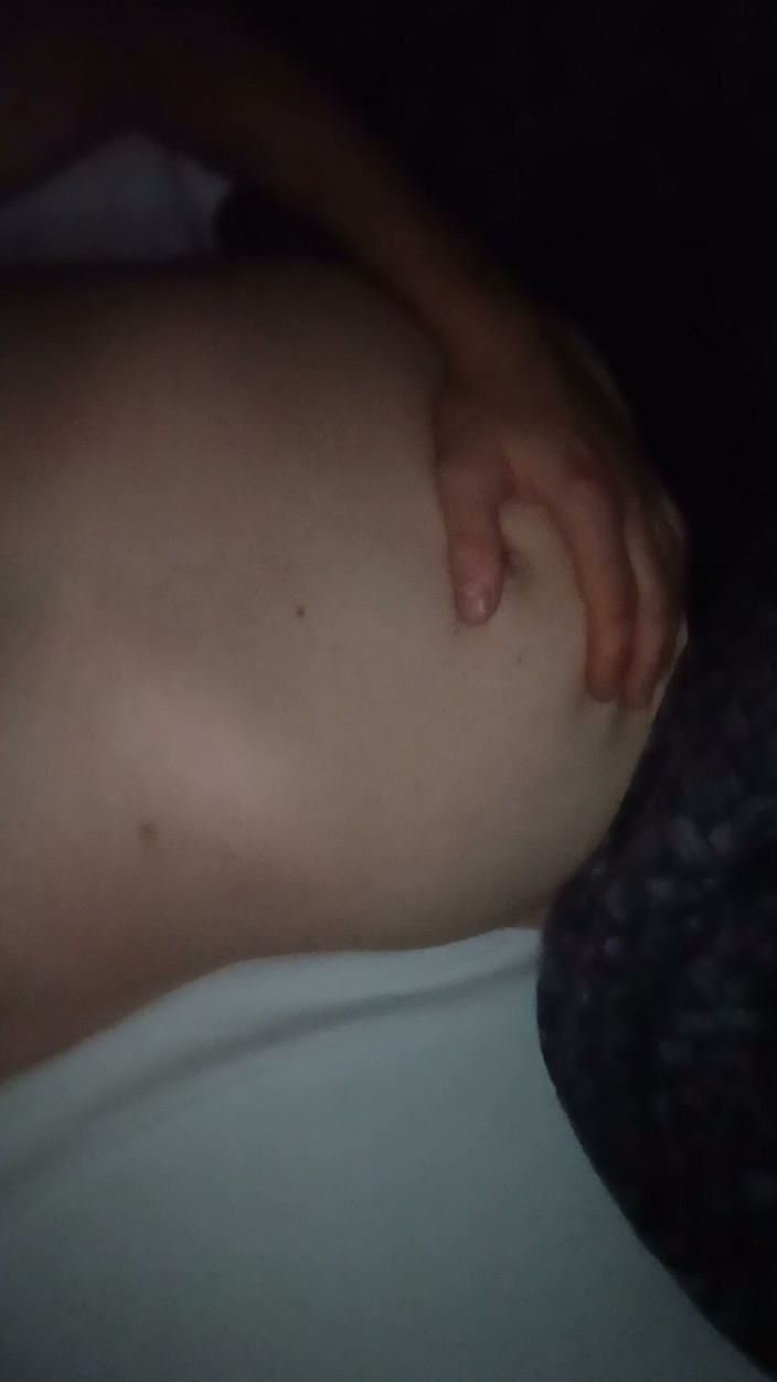 Hottieboy77: Мальчик с болью в животе гладит живот