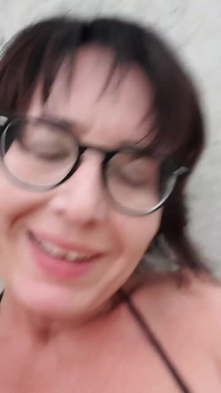 JulieEroticDress: Orgasm în aer liber cu tremurături în aer liber
