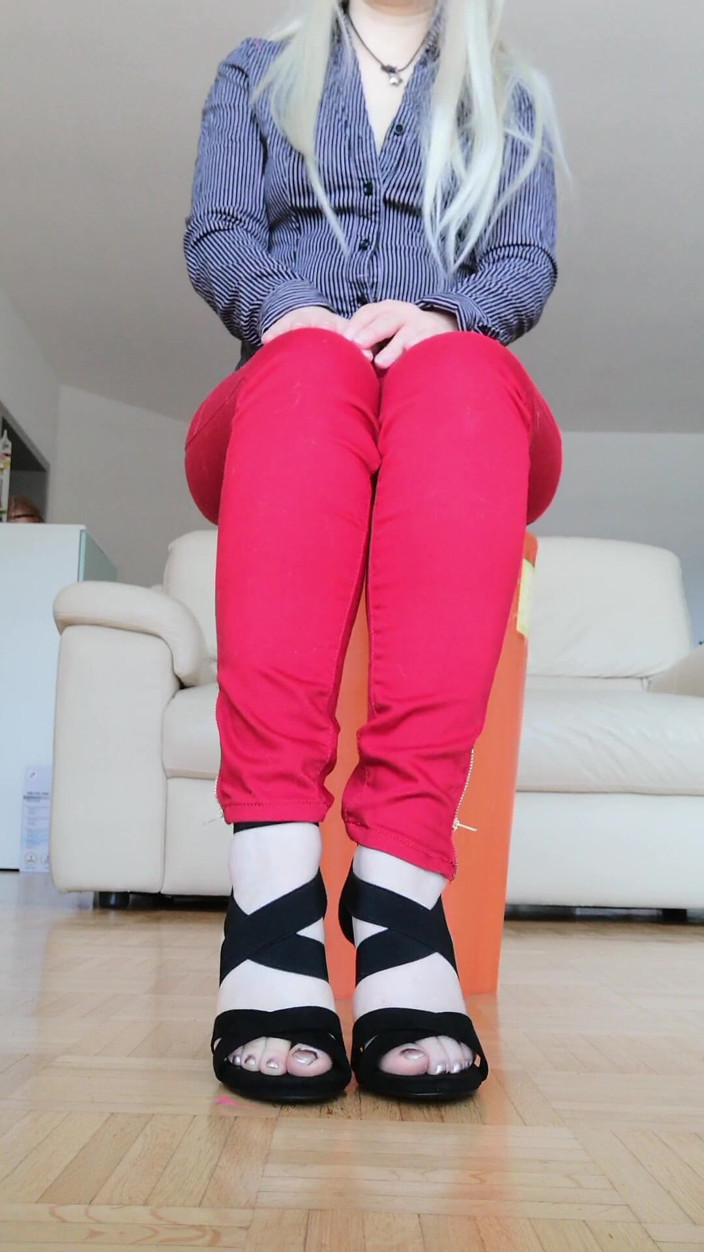 RavenBigAss: Penyadapan Raven Toe dengan jeans merah kaki bersilang dan sandal...