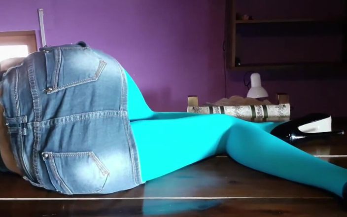 LauraOnHeels: Tante seksi dengan kaki jenjang dengan stoking ketat dan sepatu...