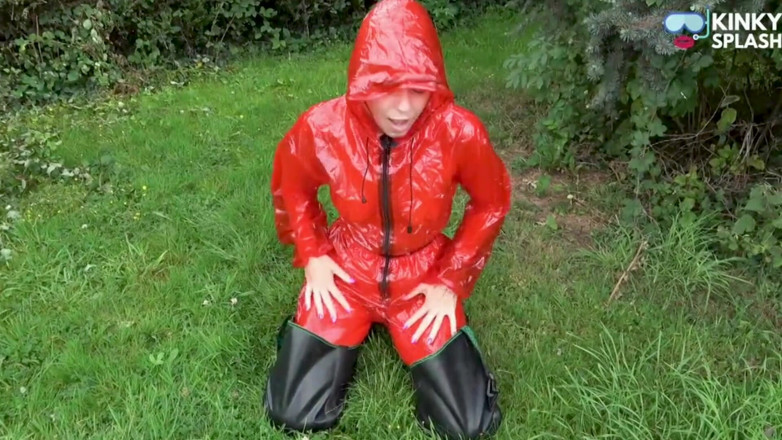 UKCuteGirl Lucy Lauren: Błyszczący kombinezon przeciwdeszczowy PVC złośliwiec ogrodowy