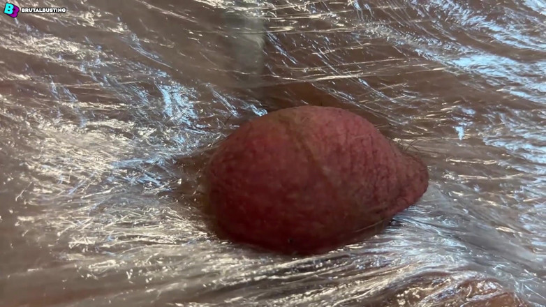 David Marcek: Testicule expuse direct la distrugere! Testicule ca un sac de...