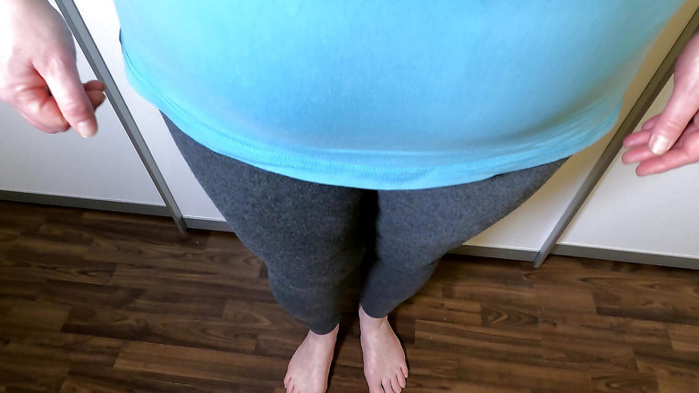 Bouncy Tits Action: 이푸르 셔츠를 굴려 젖탱이를 때리게 해줘