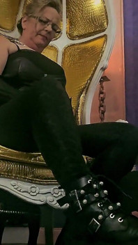 Monika Schmidt femdom plucie miażdżące bootworship werbalne upokorzenie
