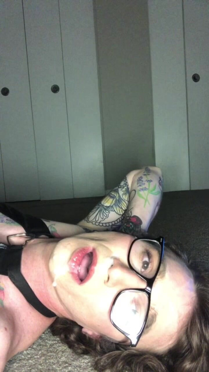 Tessa Rivers: Sissy tessa rivers lagi asik muasin pantat majikannya pakai mainan...