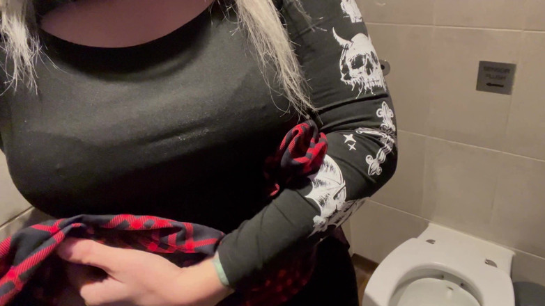 EeveeXo: Kencing di toilet umum