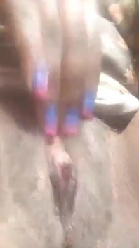 Pelacur sange ini lagi asik masturbasi sambil kencing di luar ruangan