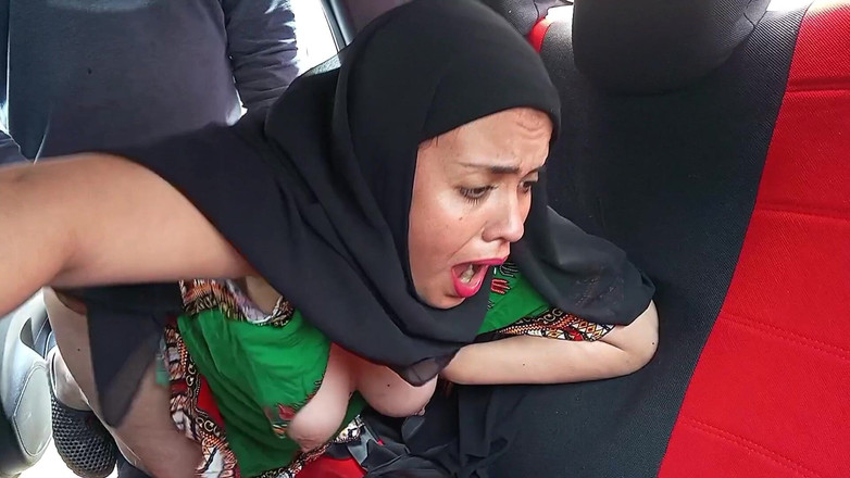 BBW Kelly Mom: Indische vrouw in hijab had seks in de auto