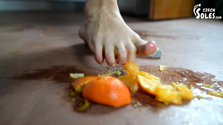 Czech Soles - foot fetish content: Sofia в фруктово-давящей в ее потертых носках