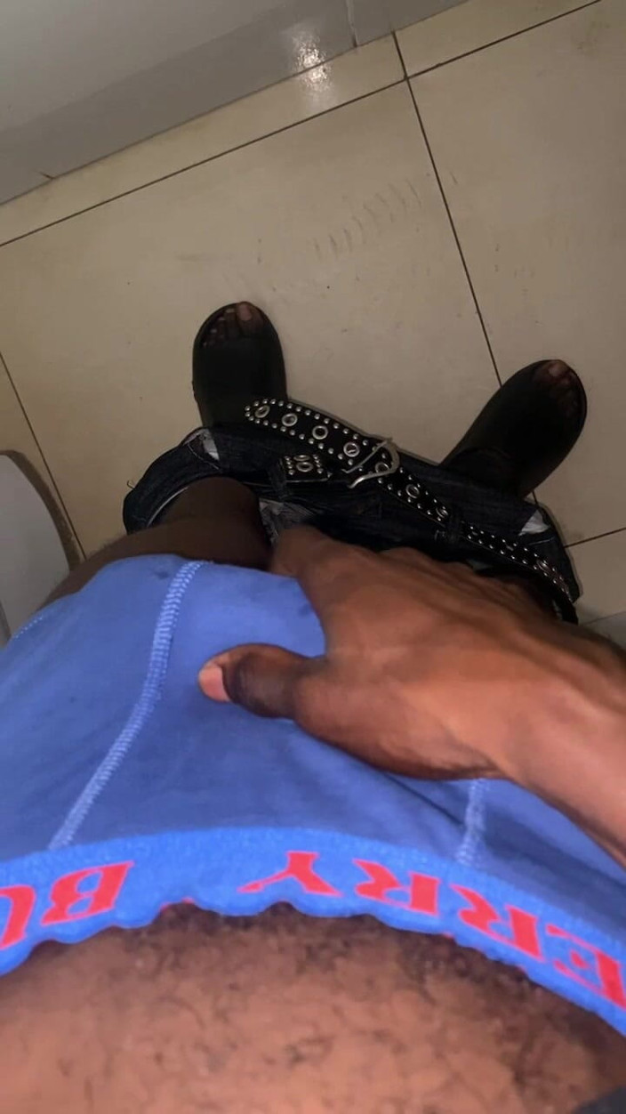 Slimniqqa: Thug mlátí velké černé péro v šatně v tělocvičně