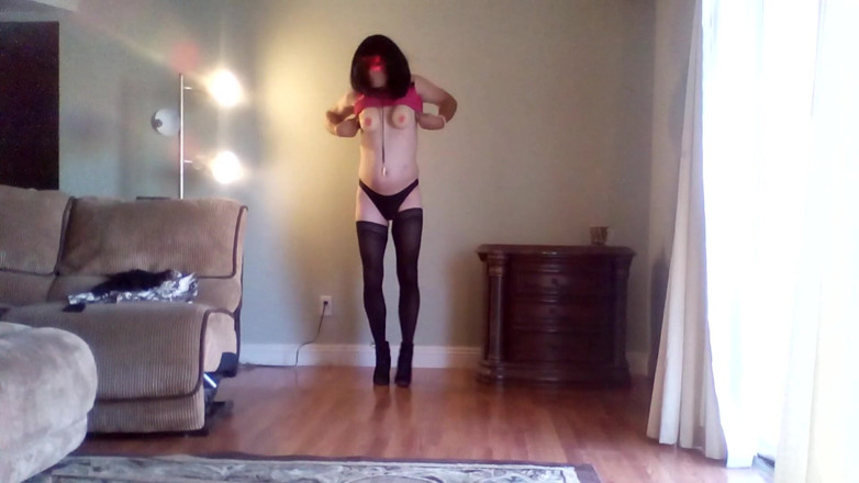 Kelly Smith Crossdressing Play House: Sissy Kelly pokazuje swoje nowe formy piersi