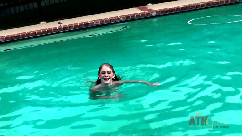 ATKIngdom Fans: Alli jumps into the pool naked while chatting