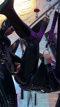 Curvă futută în cur care mănâncă spermă