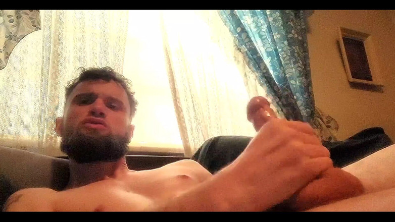 TalenJames: Masturbándome en la cama de mis compañeros de cuarto antes...