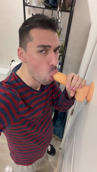 Seksowny ojczym ujeżdża dildo