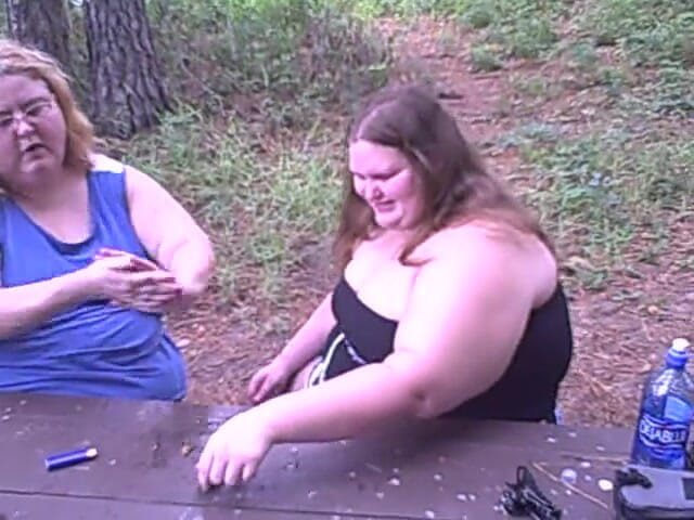BBW nurse Vicki adventures with friends: Io e la mia fidanzata fumamo, sputa su un cazzo...
