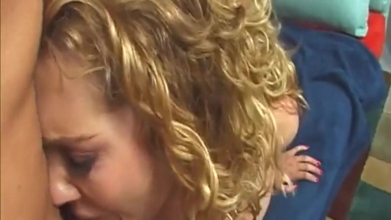 Cumdate: Blond brud fingrar våt fitta till explosiv orgasm
