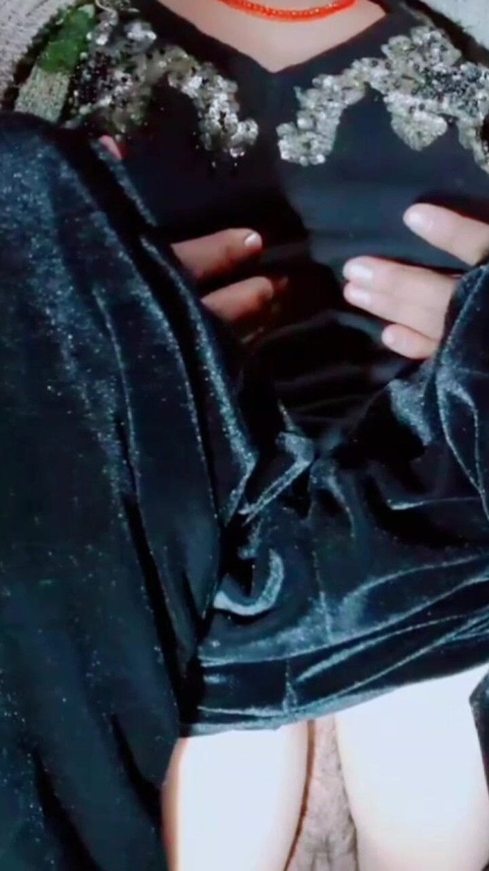 TricolorMusic3: Oh, melihat kontolmu, air di memekku keluar. Memekku menjadi sangat...