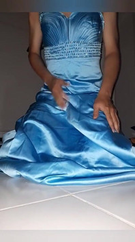 Crossdresser melancap dan memakai gaun pengantin biru Satin