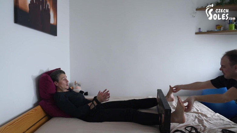Czech Soles - foot fetish content: 벌거벗은 발바닥 벌과 서브걸을 위한 격렬한 간지럼