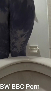 Zdesperowany na siusiu sikanie w toalecie POV