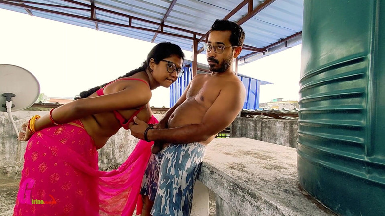 Horny_Bong: インドのバビは彼女の顔にクリームを塗る