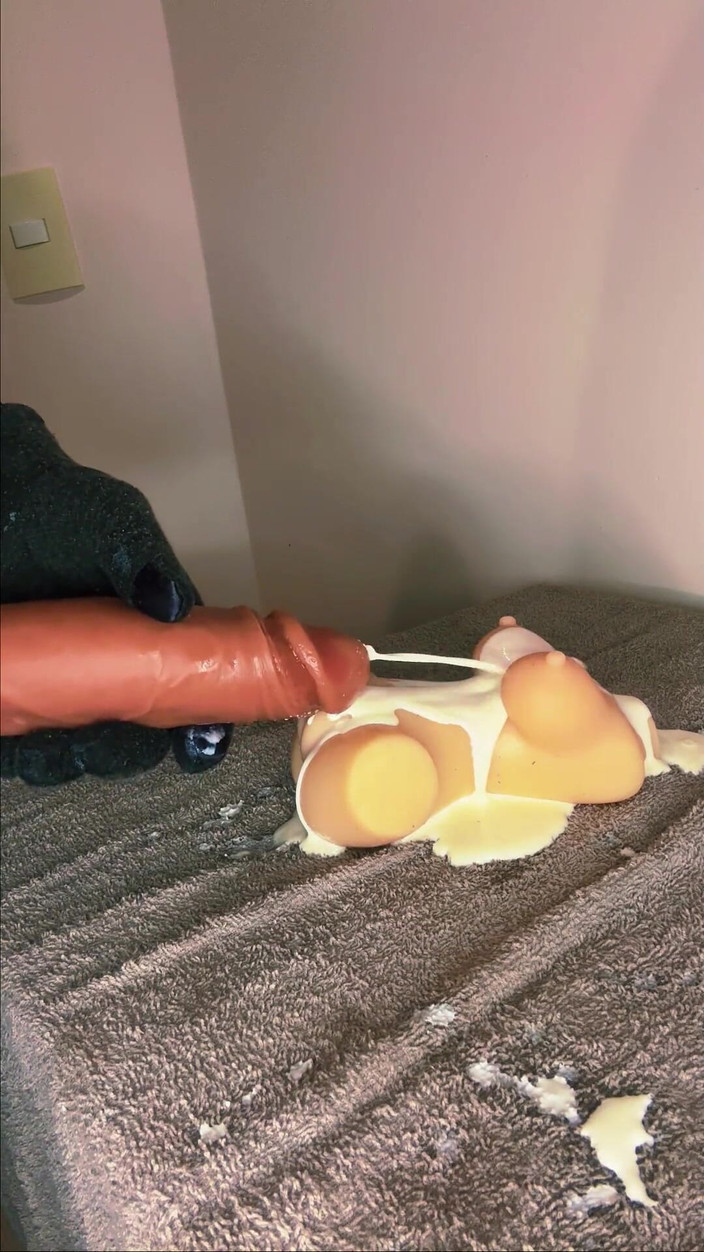 Greedy truck: Monster Cock nadal uwalnia spermę i wypełnia ciasną blond cipkę...