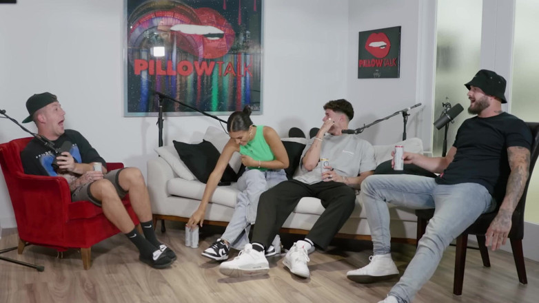Pillow Talk: Cam Holmes op, l met Emily Faye Miller