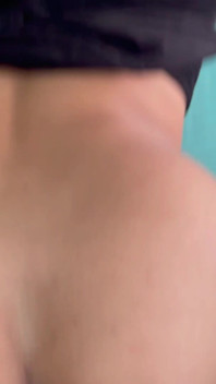 Vidím, že moje sexy latinskoamerická nevlastní sestra se doma velmi nudí, a tak se rozhodnu ji trochu rozptýlit tím, že do ní vložím svůj obrovský a bohatý penis