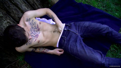 Phoenixxx: Wanking i skogen med Chris