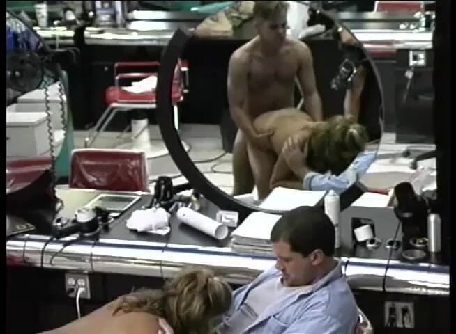 Perfect Porno: 漂亮的宝贝在客厅里被性交