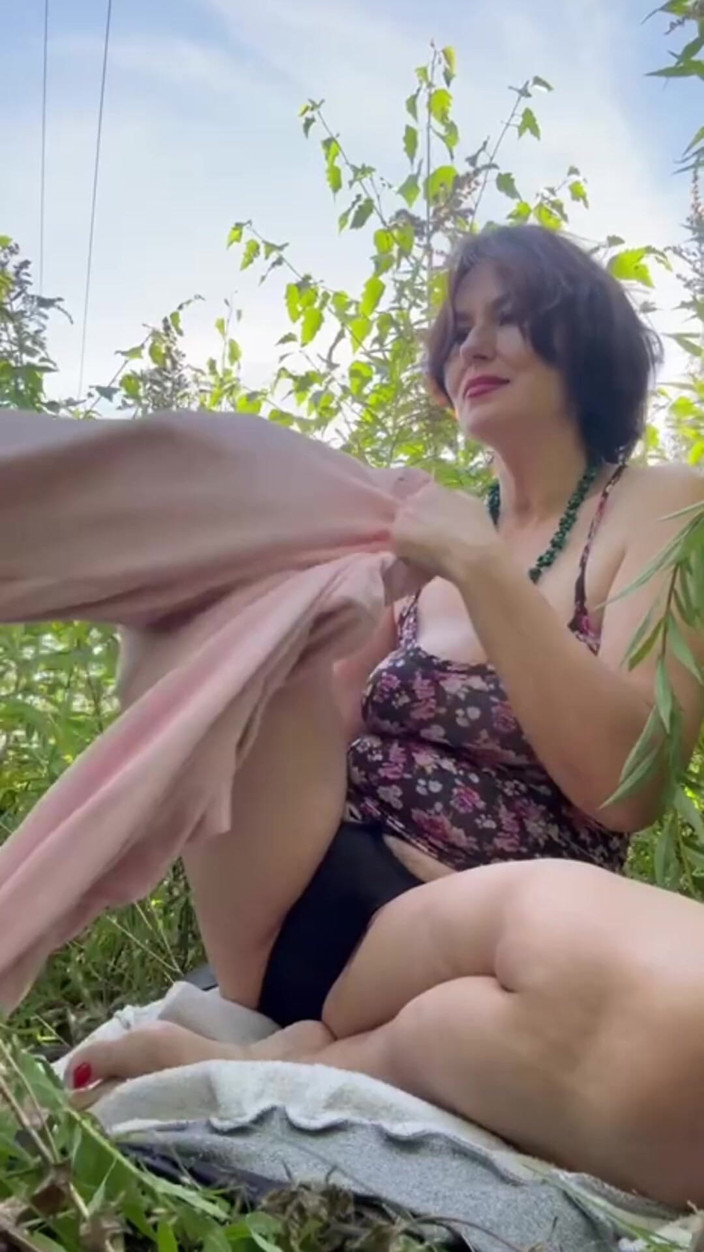 ANGELA_LADY: Saya mahu kencing dan pergi ke hutan, dan di sana...