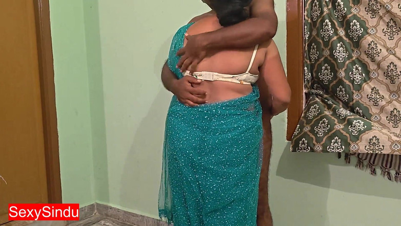 Sexy sindu: Une bhabhi sexy dans un sari transparent montre un nombril...