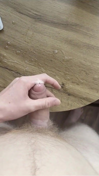 Geile twink trekt zich af en komt hard klaar op macbook - harige benen en buikspieren! Volledige video