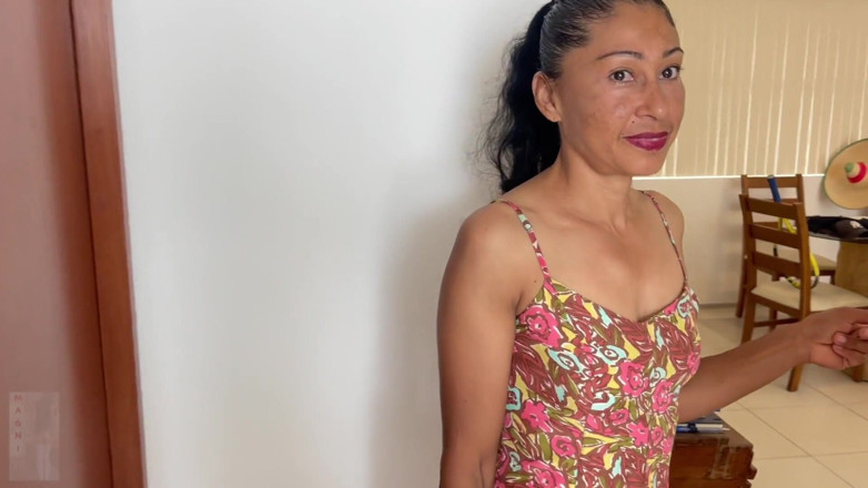 Magnita: Une MILF latina suce le plombier