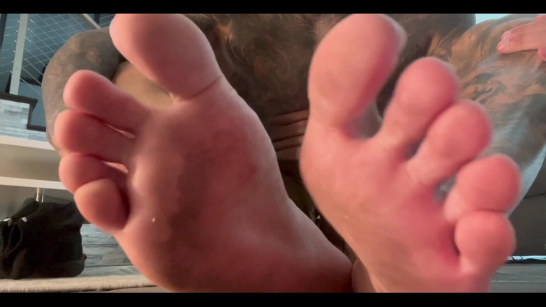 Jasons feet: Мне обычно не нравятся мои ступни грязные, но некоторые обожают это