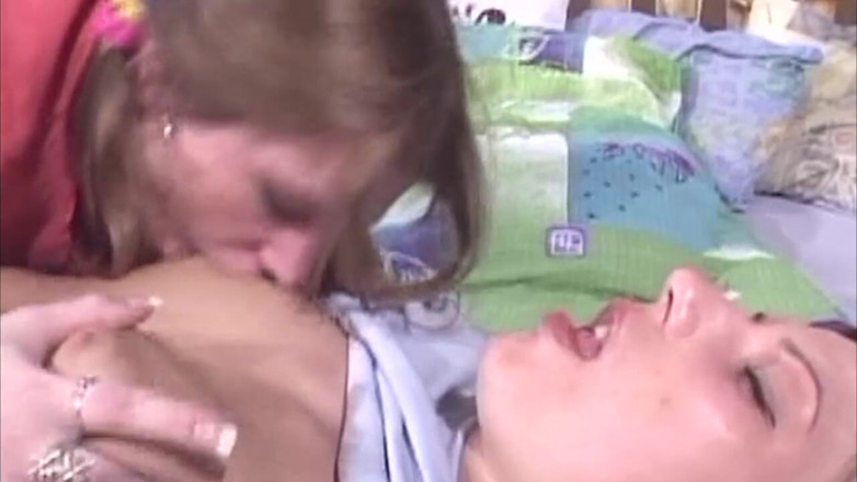 THAGSON CORE: Mladé rtěnky lesbičky sdílejí intenzivní hru s hračkami a jazyky
