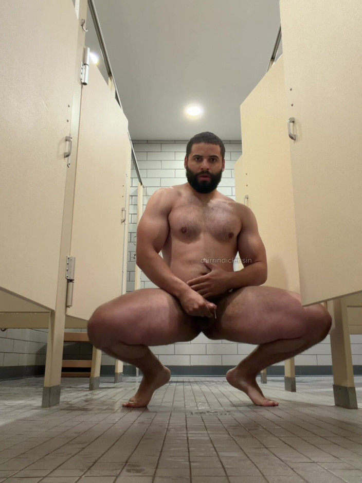 mascbeef95: Beefy Muscle Locker Room Sprchy