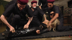 Hardcore Gangbang by Kink: Bionická bukkake děvka: parodie na bionickou ženu