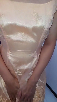 Fofa crossdresser se masturbando e gozando usando vestido de festa