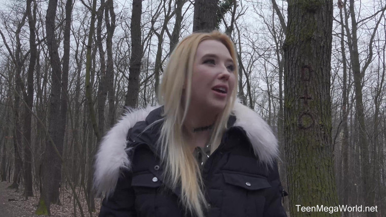 Teen Mega World: Sexo duro para una linda rubia