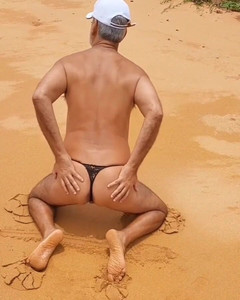 Ladysilvas: Ladysilva Crossdresser na pláži v kalhotkách Jaký sexy zadek