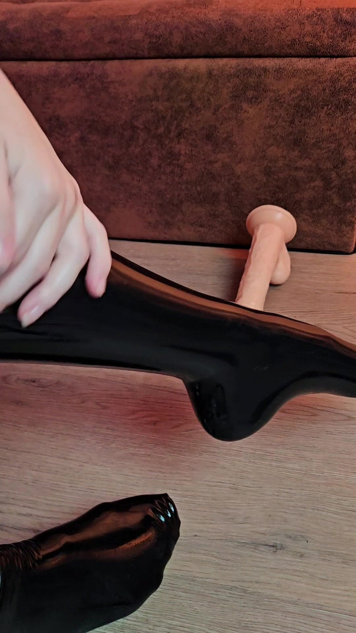 petitesubkitten: Latexové dildo footjob