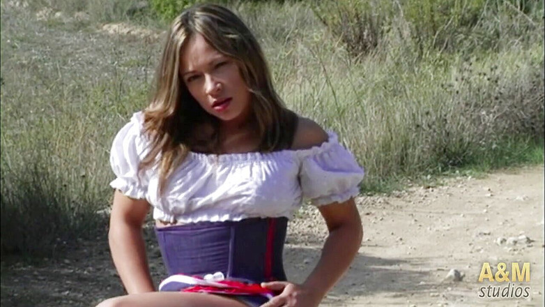 A&M Studios: Ach erotická! Sara May tančí a svléká se u rodových...