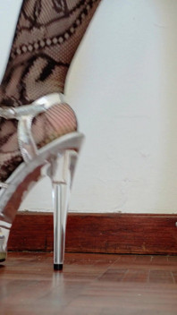 Nylon y tacones claros