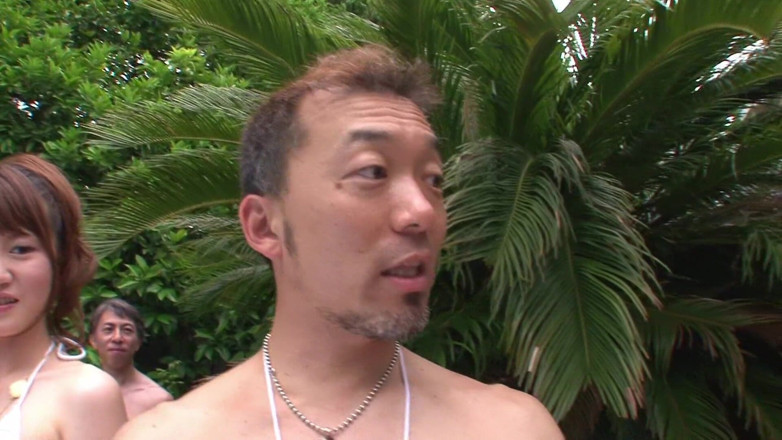 Slamming Asian Orgies: アジアの女の子は屋外でいくつかのホットなものを望んでいます