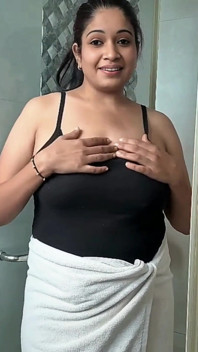 La figliastra indiana si gode il bagno sesso XXX con il patrigno sotto la doccia