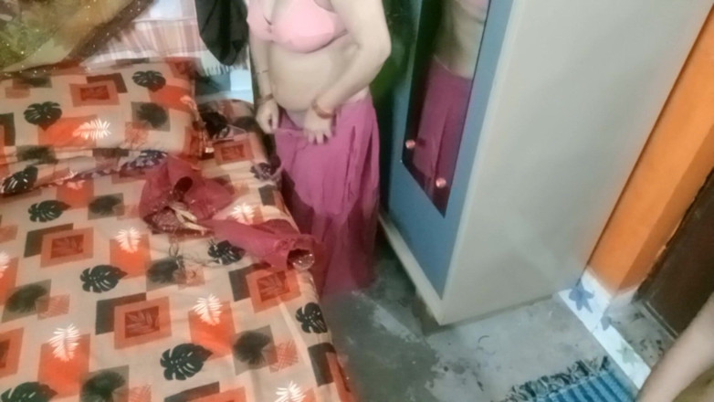 Manjushukla: Sehr schönes indisches bhabhi in rotem sari