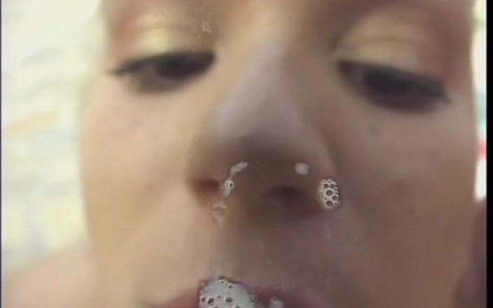 Dangerous Teens: 小さなおっぱいの若いブロンドの魅力的な女ヤスミンゴールドは、プールの近くで彼女の支配的なボーイフレンドによって穴を開けられました